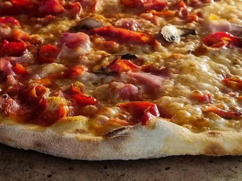 Una pizza appena uscita dal forno del chiosco